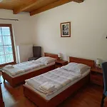 V Podzamci Gasthuis 3*