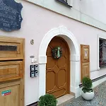 V Podzamci